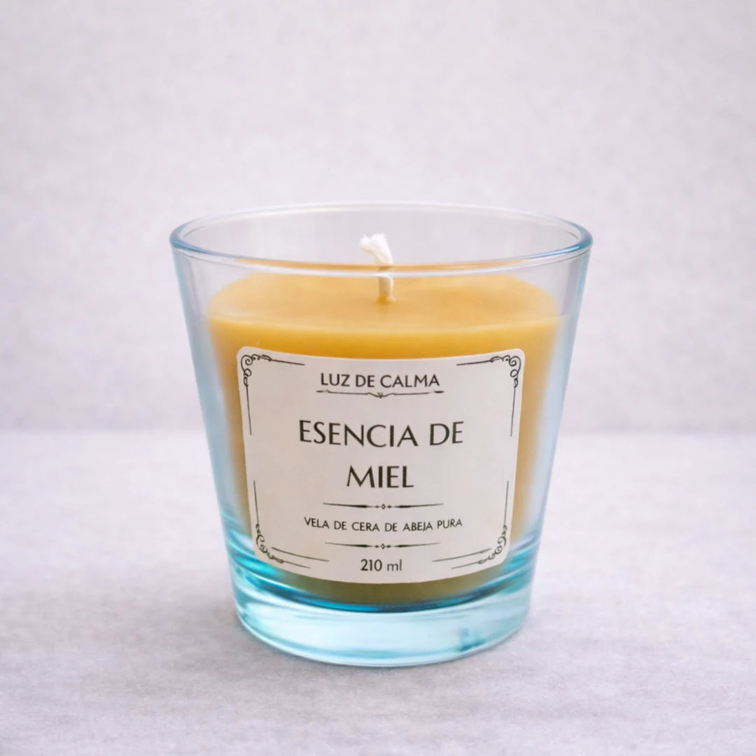 Vela artesanal de cera de abeja aroma miel en vaso elegante, perfecta para crear un ambiente cálido, natural y relajante en el hogar