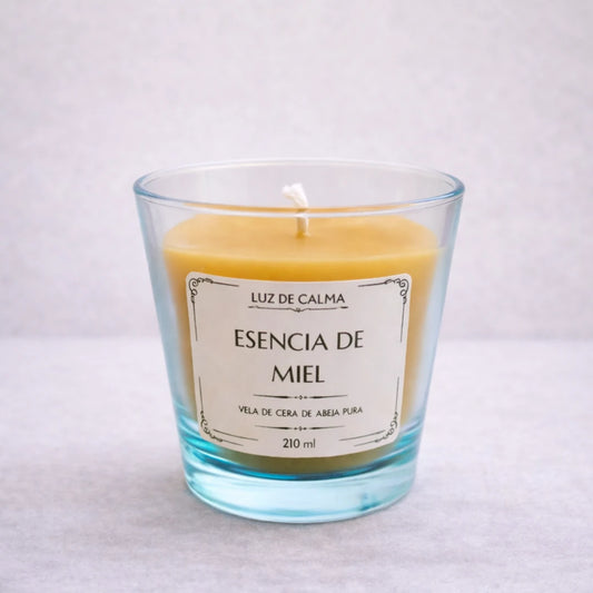 Vela artesanal de cera de abeja aroma miel en vaso elegante, perfecta para crear un ambiente cálido, natural y relajante en el hogar