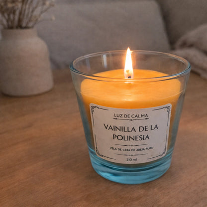 Vela perfumada de vainilla encendida sobre mesa de madera, creando un ambiente cálido, acogedor y relajante con aroma dulce y envolvente