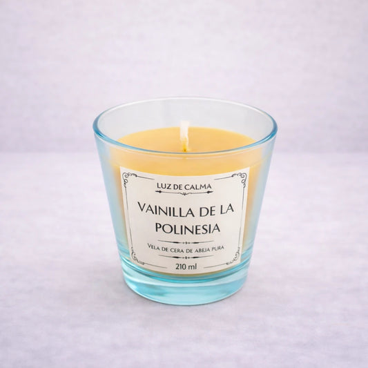 Vela aromática de cera de abeja con fragancia vainilla de la Polinesia en recipiente elegante, ideal para un ambiente acogedor y reconfortante