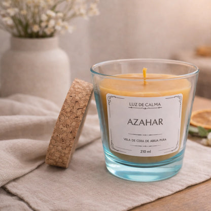 Vela artesanal de cera de abeja aroma azahar con tapa de corcho en un ambiente natural y elegante, ideal para crear una sensación de calma y bienestar en casa