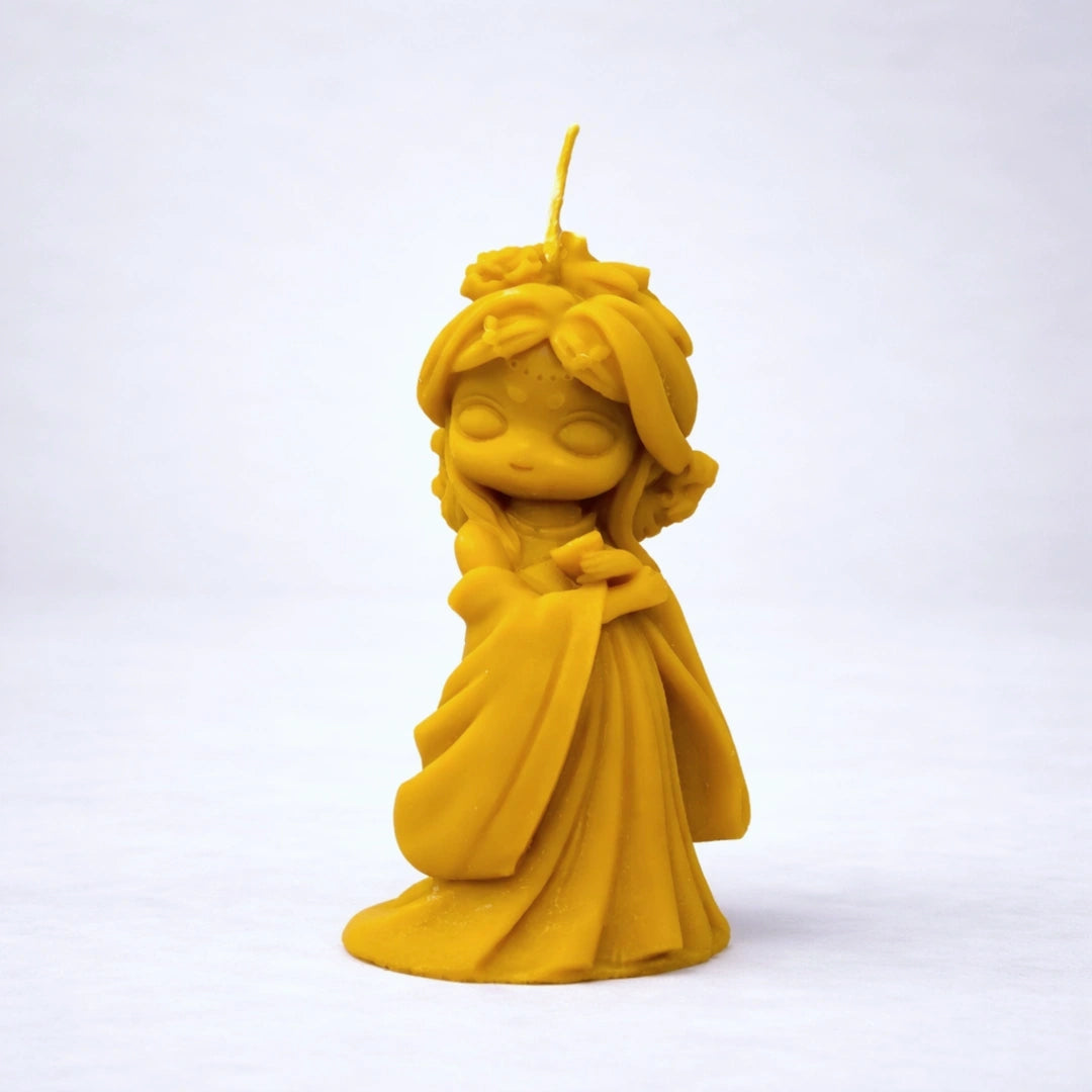 Vela artesanal de cera de abeja en forma de figura femenina, tono miel natural, elaborada a mano con acabado detallado