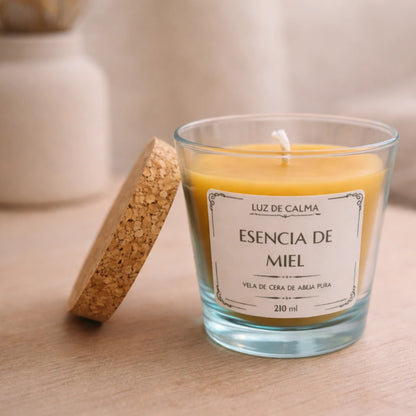 Vela aromática de cera de abeja Esencia de Miel con tapa de corcho en un ambiente cálido y acogedor, ideal para crear una sensación de calma natural en el hogar