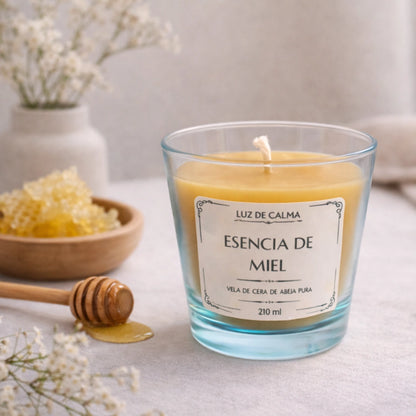 Vela artesanal Esencia de Miel con panal y miel natural, evocando un aroma dulce, cálido y acogedor inspirado en la naturaleza