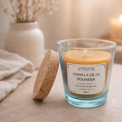 Vela artesanal Vainilla de la Polinesia con tapa de corcho en un entorno cálido y elegante, ideal para crear un ambiente relajante y acogedor en el hogar